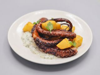 Щупальця гіганського кальмара з дзадзикі та картоплею (280 г)