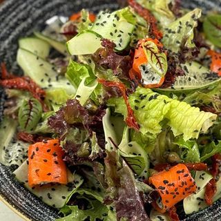 Салат із  рулетиками з лосося (280 г)