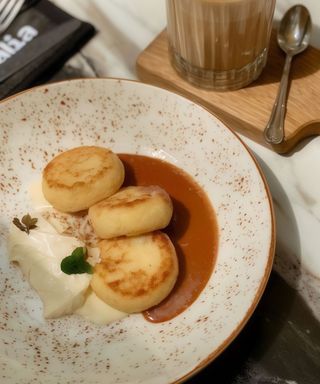 Крем-сирники з карамельним соусом і маскарпоне кремом 