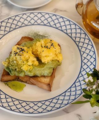 Авокадо тост зі скремблом