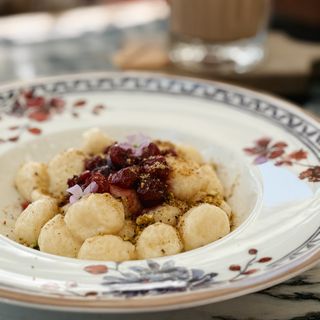 Ліниві вареники з вишнею та сметаною