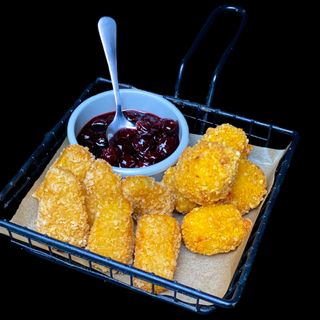 Мікс сирів фрі з вишневим соусом (160 гр)