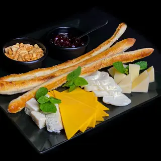 Асорті сирів з паличками грісіні (290 гр)