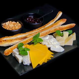 Асорті сирів з паличками грісіні (290 гр)