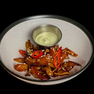 Свинні вушка смажені з соусом (110г)