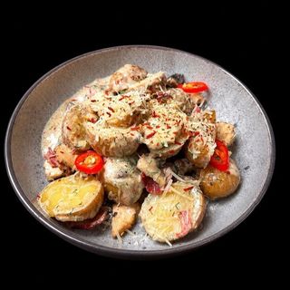 Молода картопля з жульєном , куркою та беконом 450г