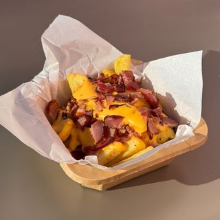 Cheddar&bacon fries (фрі з сирним соусом чедер і беконом)