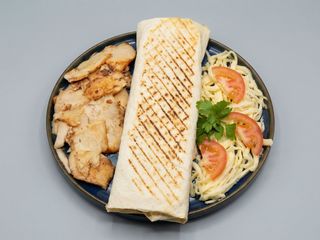 Сулугуні в лаваші з куркою