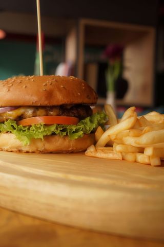 Бургер з телятиною та картоплею фрі (250/100/30г)