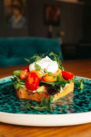 Гуакамоле тост з слабосоленим лососем на яйцем пашот (260г)