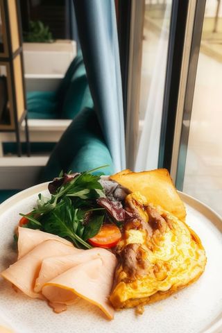 Омлет з шинкою та мікс салатом (260г)