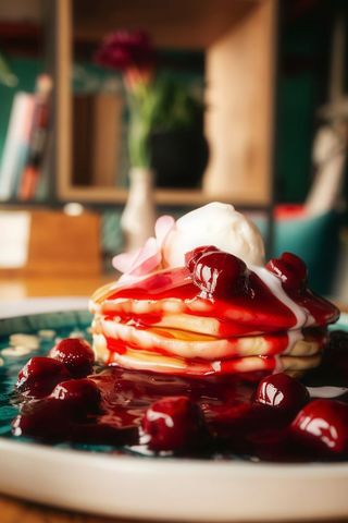 Панкейки з вишневим соусом та морозивом (280г)