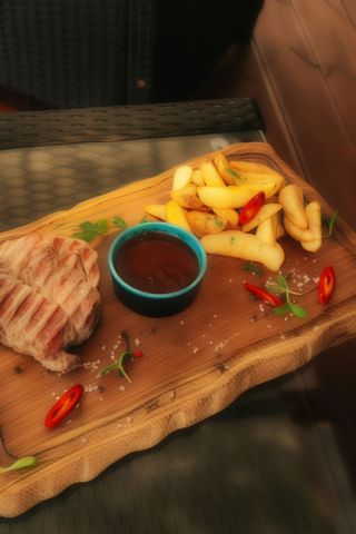 Стейк зі свинного ошийку з картоплею по-селянські (200/100/30г)