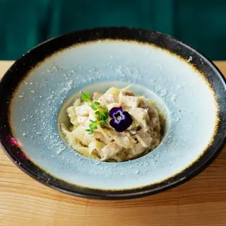 Паста з куркою, грибами та вершковим соусом (250г)
