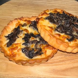 Тарталетка з грибами та сиром