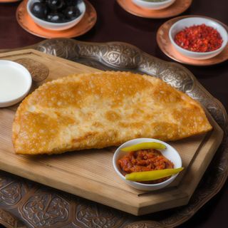 Чебурек з м'ясом та сиром (135г)