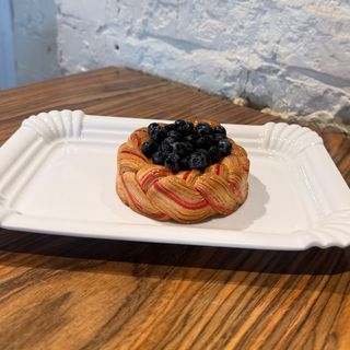 Даніш з крем-брюле та сезонними ягодами