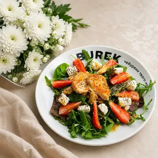 Салат з куркою, полуницею та фетою