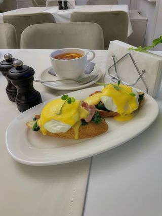 Яйця Бенедикт зі смаженним беконом (220 г)