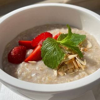 Вівсянка на воді з медом та фруктами (300 г)