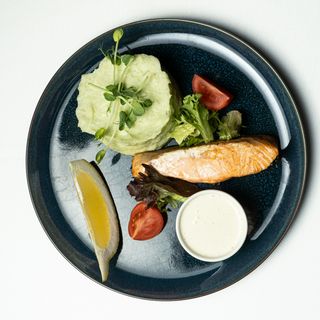 Філе лосося на грилі з картопляним пюре (120/200/100 г)