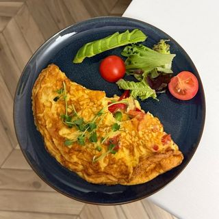 Омлет з авокадо, сиром та овочами (260 г)