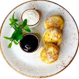 Сирники зі сметаною та ягідним джемом (150/30г)