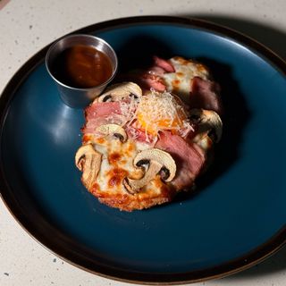 Шніцель свинний Карбонара