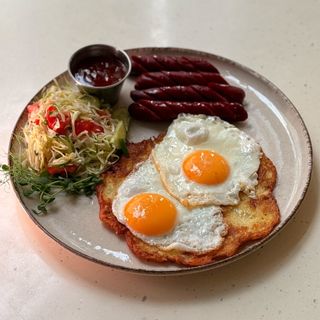 Сніданок на деруні з мисливськими ковбасками та яєчнями (250г)