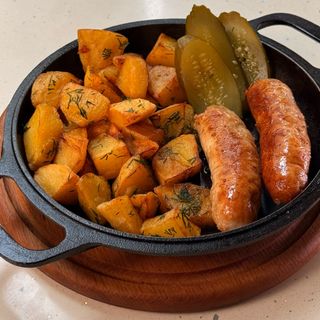 Пательня зі свинячими ковбасками (350г)