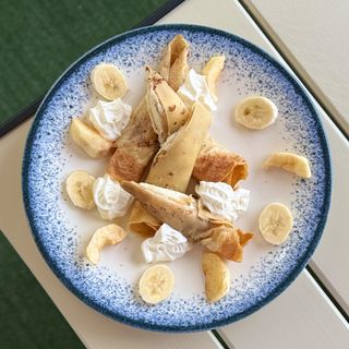 Млинці з сиром та фруктами (200г)