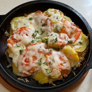 Риба з картоплею запечена на сковорідці