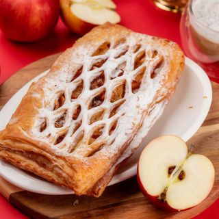 Слойка з яблуками та корицею 