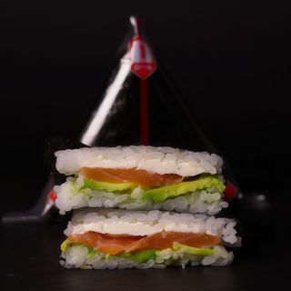 Онігірі з лососем