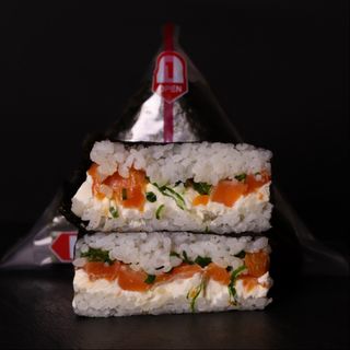 Онігірі з копченим лососем