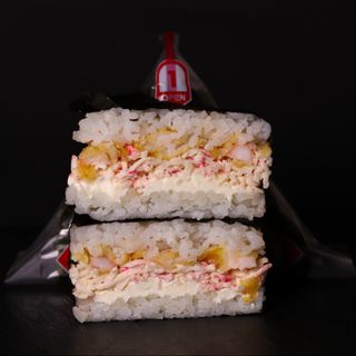 Онігірі з крабом та креветкою