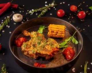 Половина курчати з часниково-горіховою скоринкою та соусом BBQ (330г)