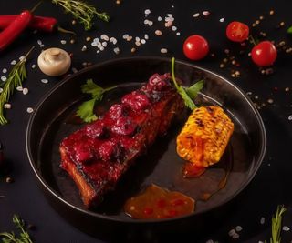 Свинячі реберця у вишневій глазурі з кукурудзою-гриль (300г)