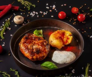 Стейк із трьох видів м'яса з печеною картоплею (320г)