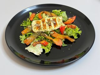 Салат з печених перців та халумі гриль