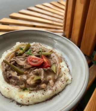 Бефстроганов з картопелькой пюре