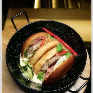 Бургер з телятиною та кімчхчі в сирному соусі