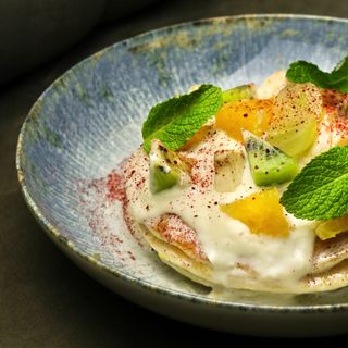 Панкейкі з ніжнім кремом та фруктами