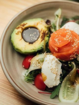 Салат з лососем та авокадо гриль (320г)