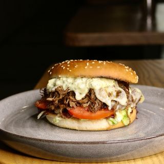 Бургер з рваною телятиною