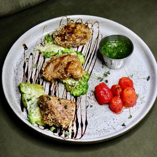 Вирізка свинини з броколі під пармезаном та соусом песто