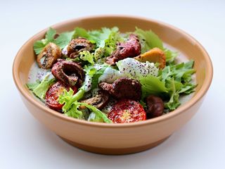 Теплий салат с телятиною, овочами та бринзою