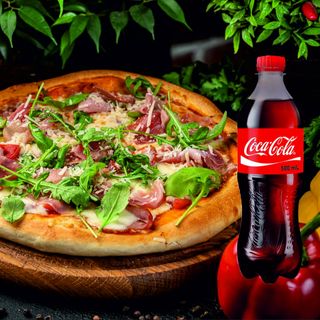 Італійська піца з прошутто (28см)+ Сoca-Cola (0,5л)