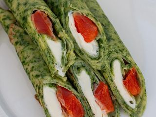 Млинець з сьомгою та плавленим сирком 50г