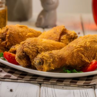 Комбо меню (гомілки курячі фрі (2 шт) та картопля по селянськи)